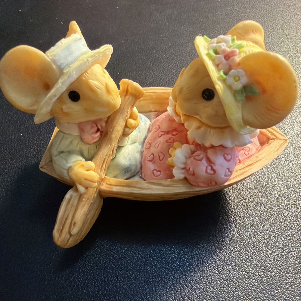 Vintage 1993 Ganz LITTLE CHEESERS Mouse Figurine "Gently Down the Stream" 056251
